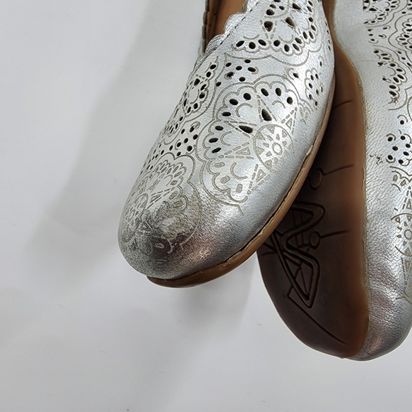 Women's 8 B Earthies Bindi Silver Leather Ballet Flat Shoes Loafer Perforated - Picture 9 of 13